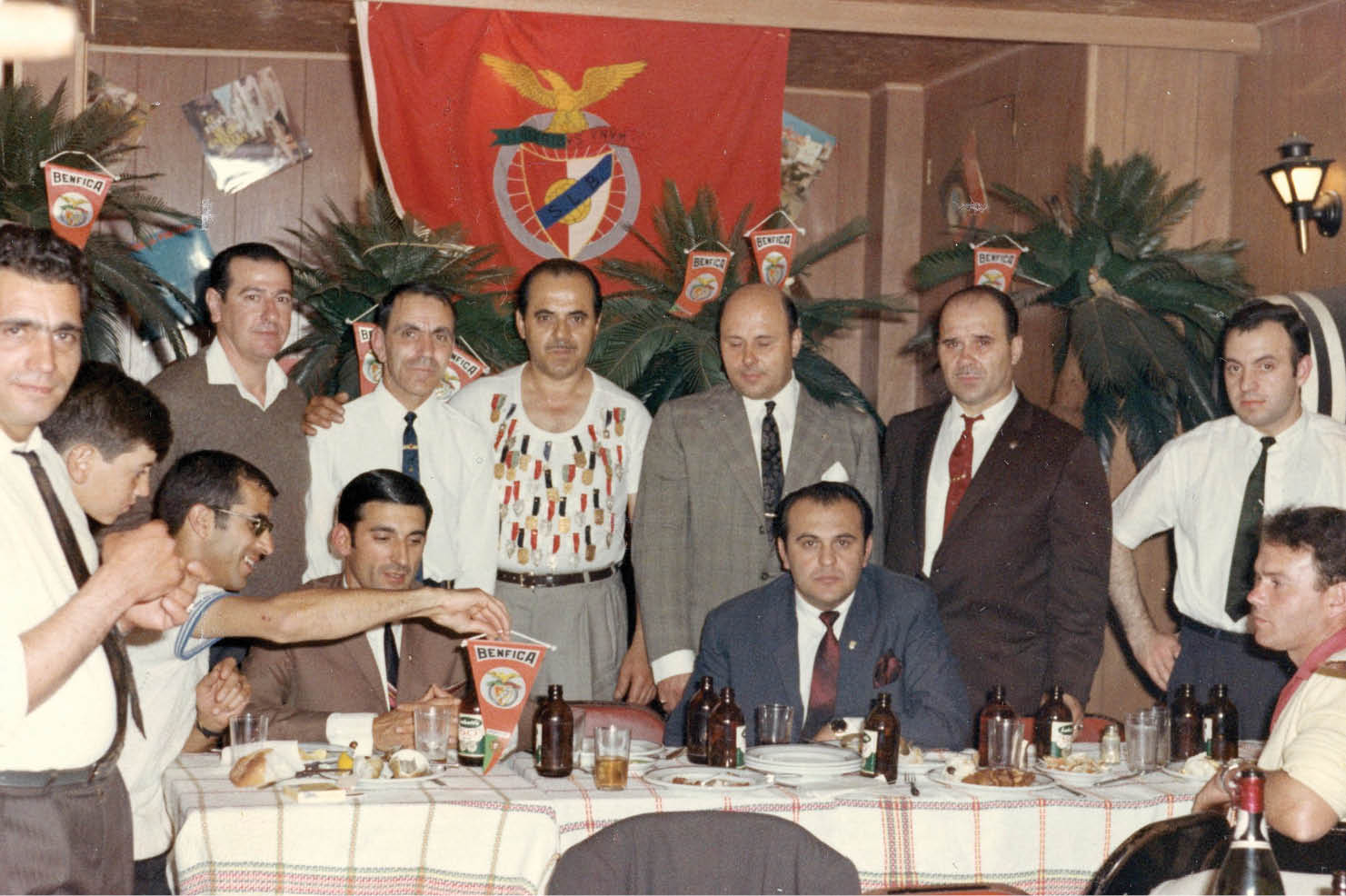Fundadores da Casa do Benfica de Toronto no antigo restaurante Império - Créditos: DR