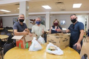 semana food drive-voluntarios na distribuição-mileniostadium