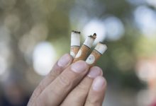 Atirar beatas de cigarros para o chão vale multa até 250 euros