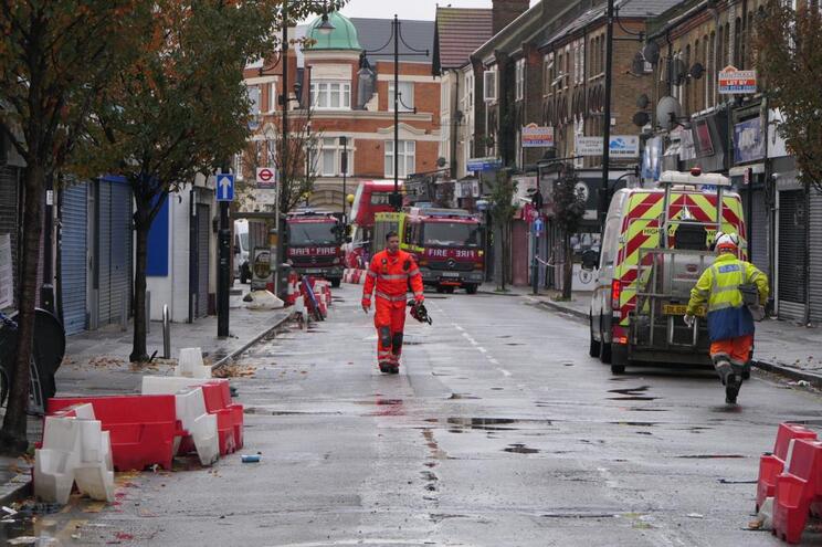 Dois mortos em explosão que destruiu prédio em Londres