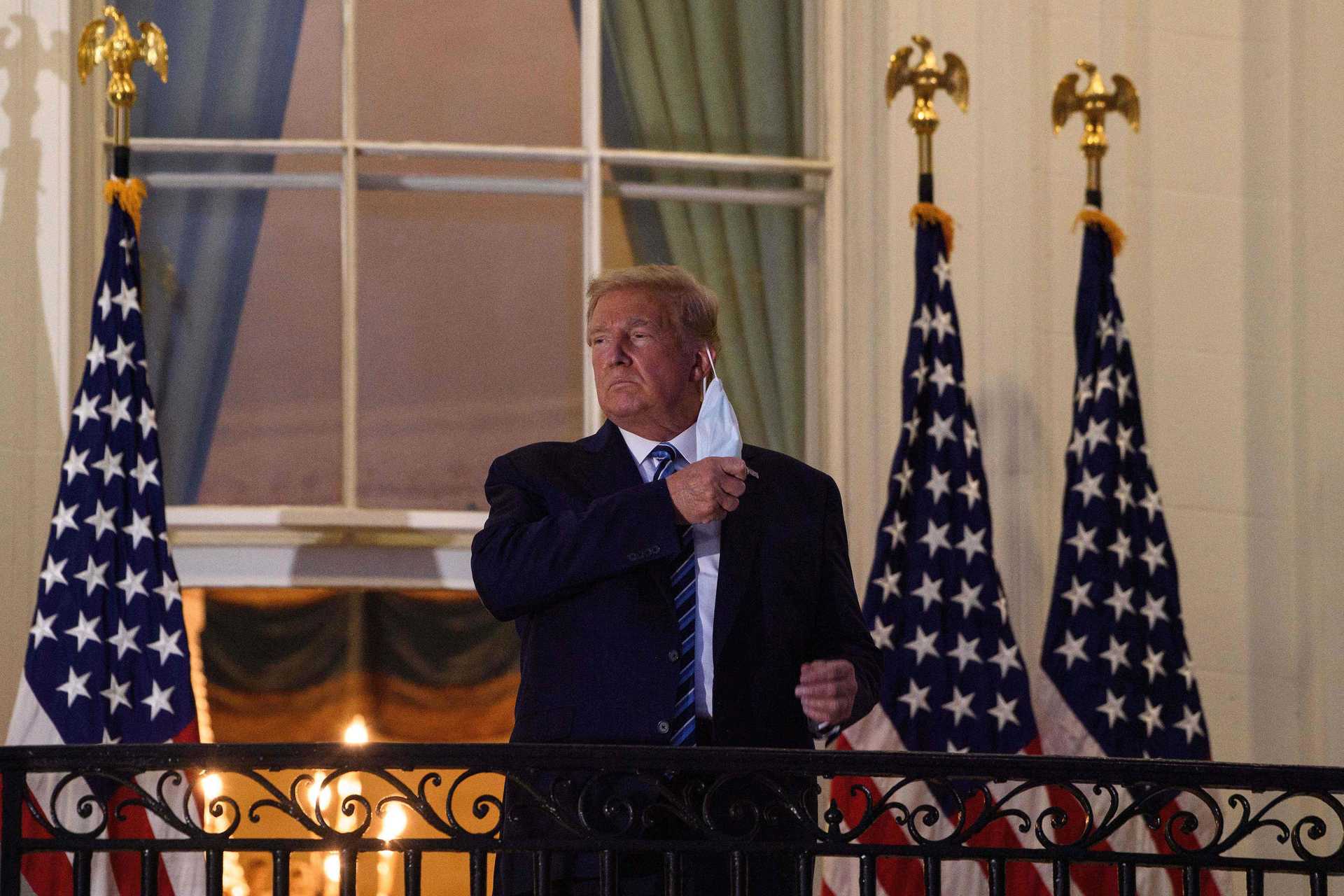 Donald Trump com covid-19 entrou na Casa Branca sem máscara