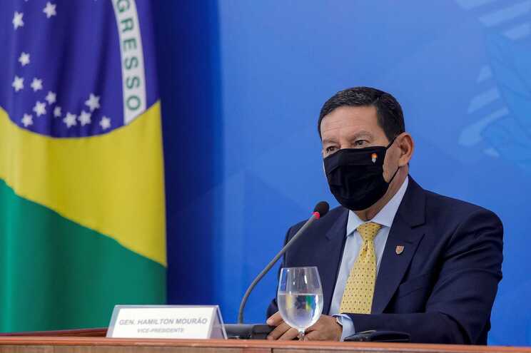 Vice de Bolsonaro contraria-o e diz que Brasil poderá comprar vacina chinesa