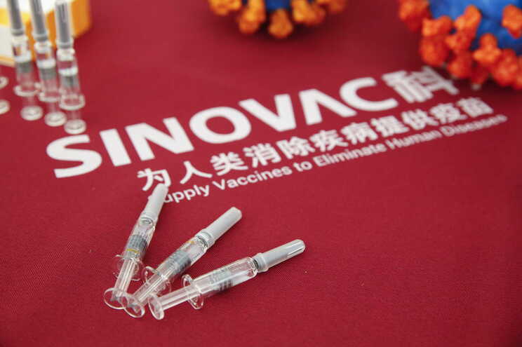 Brasil suspende testes da vacina Coronavac após morte de voluntário