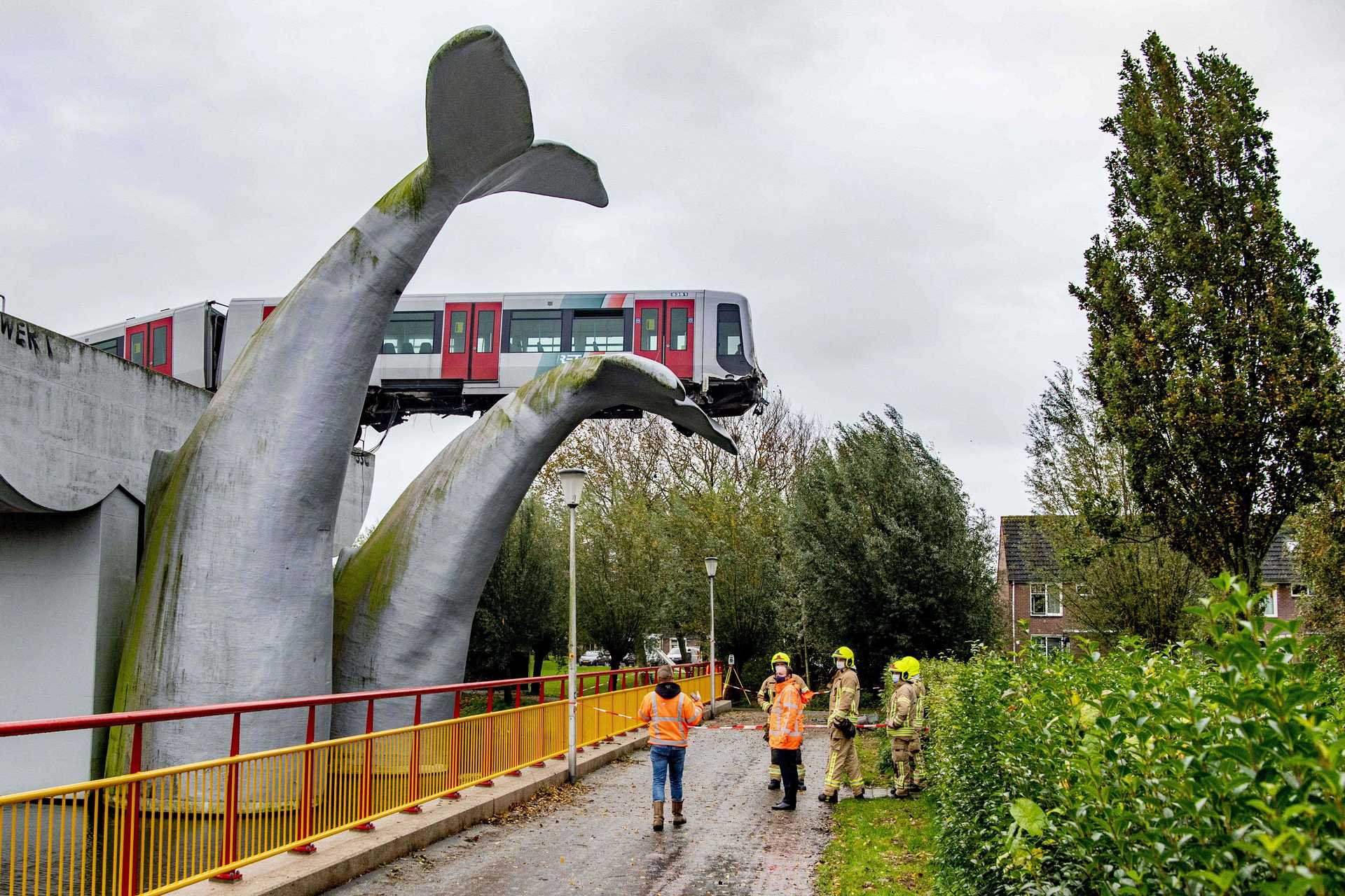 Metro descarrila na Holanda e não cai de ponte devido a escultura de cauda de baleia