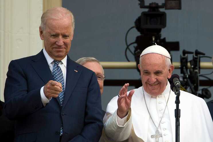 Papa Francisco felicitou Joe Biden em conversa telefónica