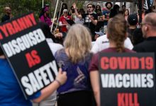 Americanos anti-máscaras admitem usá-las para se protegerem dos vacinados