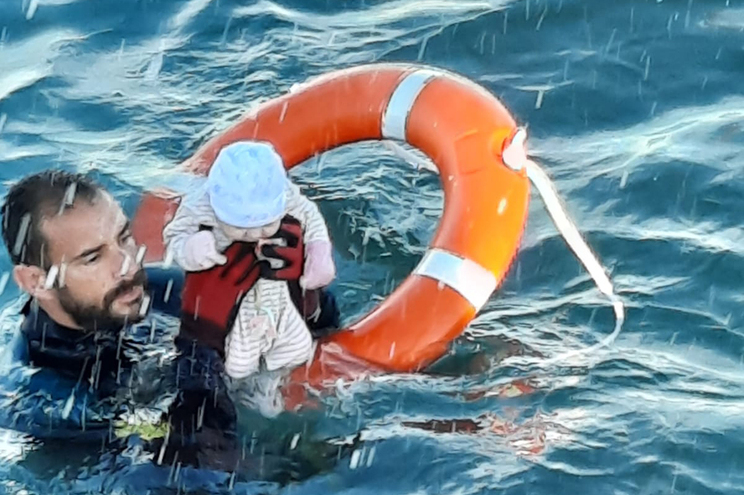 Chegada dramática a Ceuta: polícia salva bebé no mar