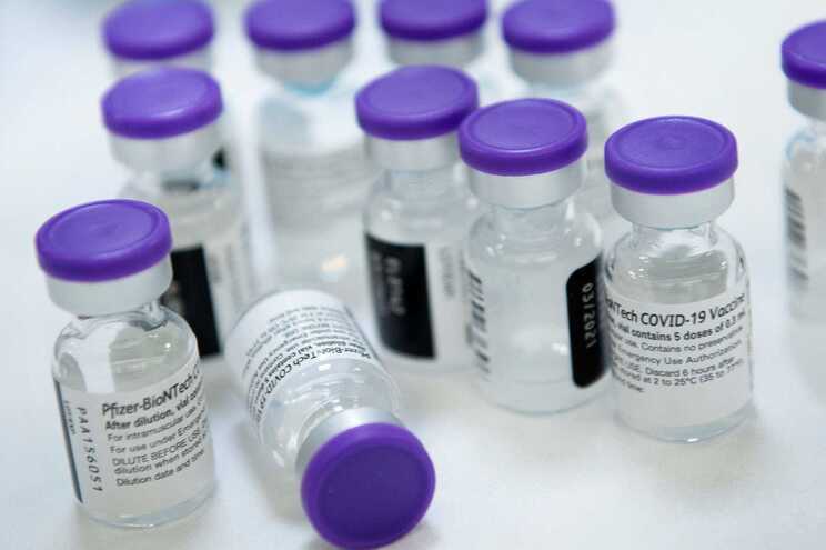 Pfizer garante que fez oferta para entrega de vacinas em 2020 mas Brasil não respondeu