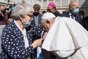 Papa beija a tatuagem de uma sobrevivente-vaticano-mileniostadium