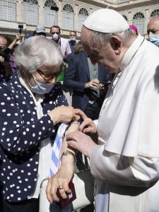 Papa beija a tatuagem de uma sobrevivente-vaticano-mileniostadium