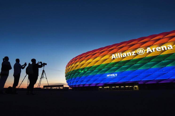 UEFA-enviou-sinal-errado-ao-proibir-cores-do-arco-iris-em-Munique-milenio-stadium-desporto