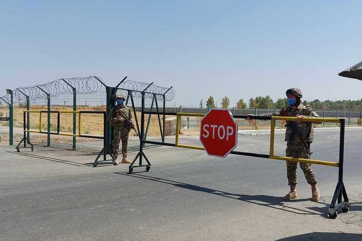 Centenas de soldados em fuga dos talibãs forçados a aterrar no Uzbequistão - milenio stadium - mundo
