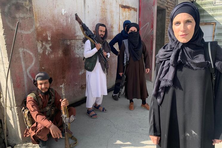 Jornalista norte-americana em Cabul cobre-se com hijab após invasão dos talibãs - milenio stadium - mundo