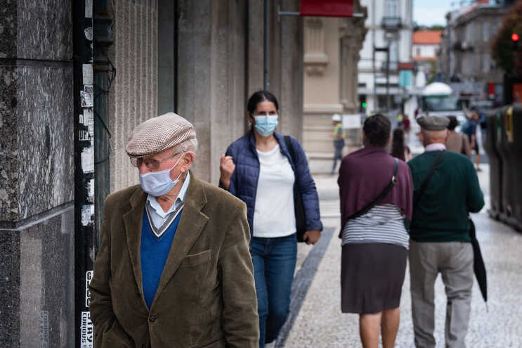 Aposta na prevenção leva maioria a manter uso de máscara na rua - milenio stadium - portugal